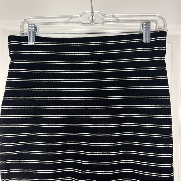 White House Black Market Pinstripe Black and White Stretchy Pencil Skirt Small - Picture 4 of 7